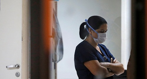 Медицинский работник в маске. Фото: REUTERS/Adriano Machado