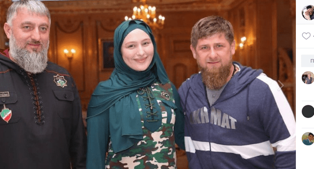 Адам Делимханов, его дочь Хеда и Рамзан Кадыров. Скриншот со страницы Кадрова в соцсети "ВКонтакте". https://vk.com/wall279938622_139266?z=photo279938622_456242611%2Falbum279938622_00%2Frev