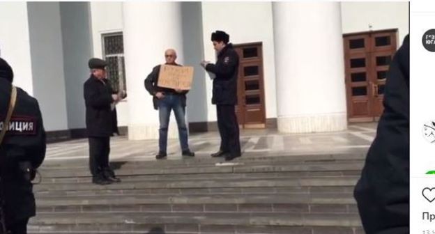 Силовики задержали двух активистов, проводивших у здания парламента Кабардино-Балкарии одиночные пикеты против поправок в Конституцию. Стоп-кадр видео Instagram https://www.instagram.com/p/B9oFM_EIVeu/