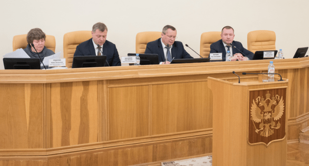 Депутаты астраханской облдумы. Фото пресс-службы думы Астраханской области https://www.astroblduma.ru/events/news/igor-martynov-popravki-k-konstitutsii-kasayutsya-bezopasnosti-gosudarstva-polnomochiy-organov-vlasti/