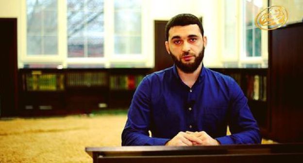 Абдулмумин Гаджиев. Скриншот KAVPOLIT https://www.youtube.com/watch?v=PV2VDf1TbGo