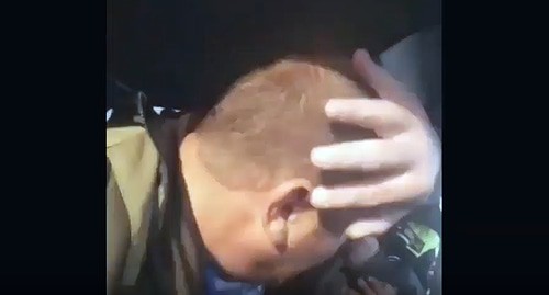 сотрудник ДПС применяет физическое насилие к водителю, остановленному для проверки документов.. Кадр видео канала 
Анастасия за закон https://www.youtube.com/watch?v=W7mCDAYYmsw