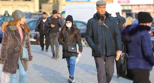 Жители Баку в медицинских масках. Фото Азиза Каримова для "Кавказского узла"
