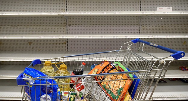 Пустые полки в магазине. Фото: REUTERS/Santiago Arcos