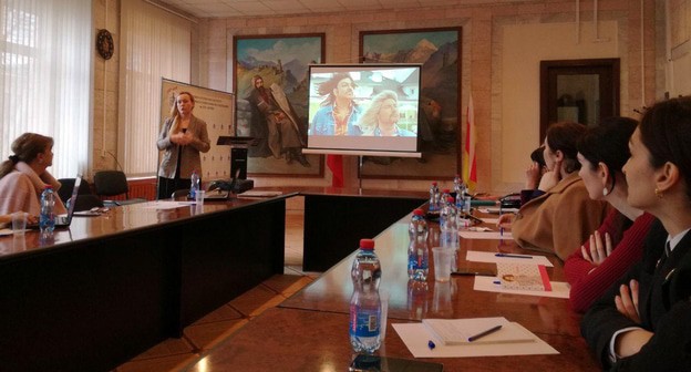 Старший юрист Центра защиты прав СМИ Светлана Кузеванова проводит семинар во Владикавказе.18 марта, 2020 года. Фото Эммы Марзоевой для "Кавказского узла"