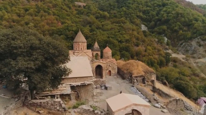 Туристический объект. Кадр видео "Путешествие в Нагорный Карабах" Youtube-канала Intourist Armenia https://www.youtube.com/watch?v=jA2etV4w5O4