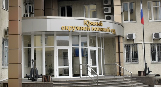 Посетитель у здания Южного окружного военного суда. Фото Константина Волгина для "Кавказского узла"
