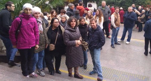 Группа поддержки сочинских Свидетелей Иеговы перед зданием суда. Фото Светланы Кравченко для "Кавказского узла".