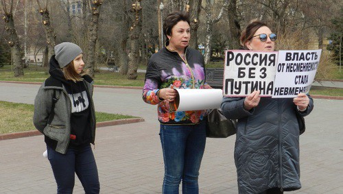 Участники пикета против поправок к Конституции в Волгограде. Фото Татьяны Филимоновой для "Кавказского узла"
