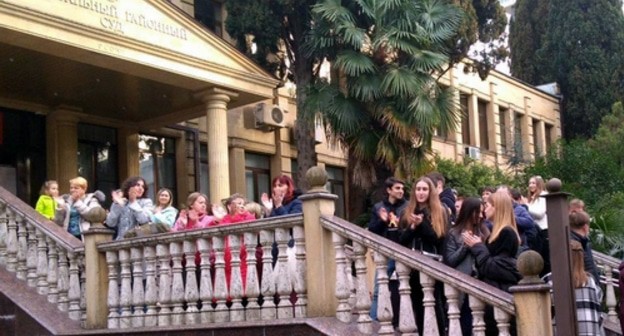 Соверующие и друзья встречают аплодисментами Николая Кузичкина около суда. Сочи, 23 марта 2020 года. Фото Светланы Кравченко для "Кавказского узла".