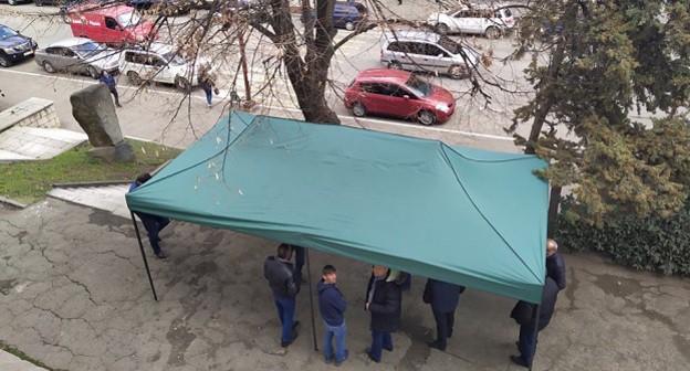 Активисты "Революционной партии" под навесом. Фото Алвард Григорян для "Кавказского узла".