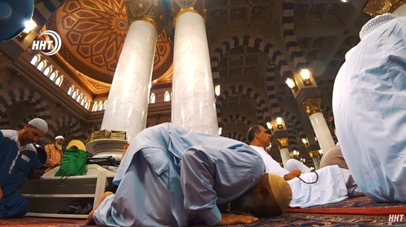 Дагестанский паломники в Саудовской Аравии. Кадр видео "Первые эмоции дагестанских паломников. №14" на канале "Телеканал ННТ" https://www.youtube.com/watch?v=vNKBh0EZ4BA Дагестанский паломники в Саудовской Аравии. Кадр видео "Первые эмоции дагестанских паломников. №14" на канале "Телеканал ННТ" https://www.youtube.com/watch?v=vNKBh0EZ4BA