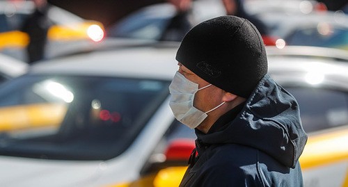 Человек в медицинской маске. Москва, март 2020 г. Фото: REUTERS/Maxim Shemetov