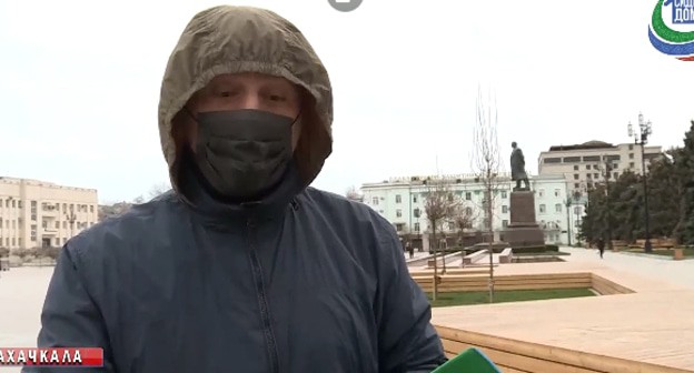 Прохожий на улице Махачкалы. Кадр видео https://rgvktv.ru/obshchestvo/65240