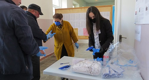 Выдача защитных масок и перчаток на избирательном участке Нагорного Карабаха. 31 марта 2020 г. Фото Алвард Григорян для "Кавказского узла"