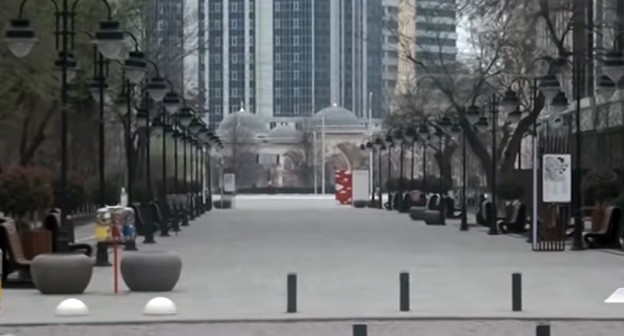 Улица Грозного во время карантина. Кадр видео 
ЧГТРК "Грозный" https://www.youtube.com/watch?time_continue=1&v=JtRIKqanMzw&feature=emb_logo
