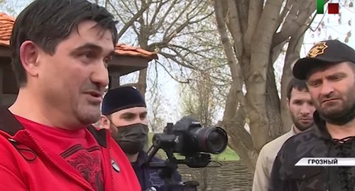 Асланбек Ахметханов (слева) извинился перед руководством республики. Скриншот видео  ЧГТРК "Грозный" https://www.grozny.tv/