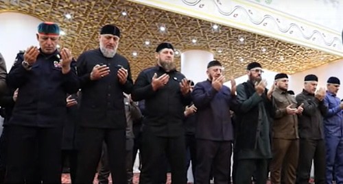 Рамзан Кадыров и его приближенные на коллективной молитве. Скриншот видео ЧГТРК "Грозный"