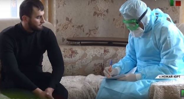 Житель Ножай-Юрта в эфире ЧГТРК "Грозный" раскаялся за нарушение карантинных мер. Стоп-кадр видео https://newsvideo.su/video/12529392