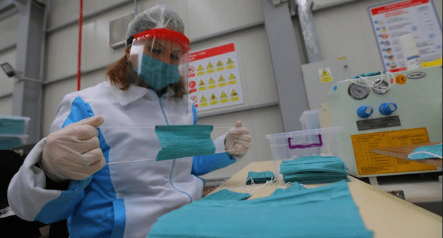 Сотрудники Бакинской текстильной фабрики заняты производством медицинских масок. Фото Азиза Каримова для “Кавказского узла”.