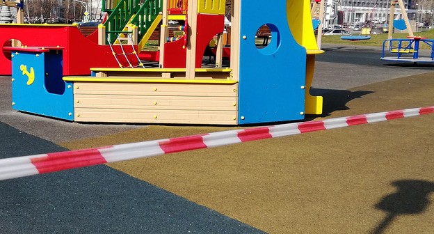 Ограждающая лента на детской площадке. Фото Нины Тумановой для "Кавказского узла"  