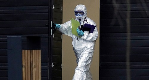 Медицинский специалист в защитном снаряжении выходит из больницы для пациентов, инфицированных коронавирусной болезнью (COVID-19) 14 апреля 2020 года. Фото: REUTERS / Татьяна Макеева