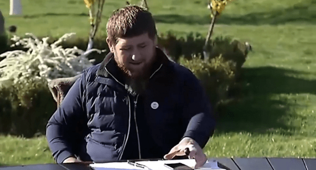 Рамзан Кадыров во время совещания по вопросам коронавируса. Кадр видео в Instagram https://www.instagram.com/p/B-78fX-oanG/ 