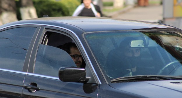 Водитель автомобиля в защитной маске. Ереван, апрель 2020 г. Фото Тиграна Петросяна для "Кавказского узла"