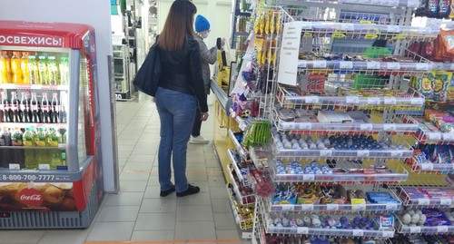 Покупатели в магазине Волгограда соблюдают дистанцию. Апрель 2020 г. Фото Татьяны Филимоновой для "Кавказского узла"