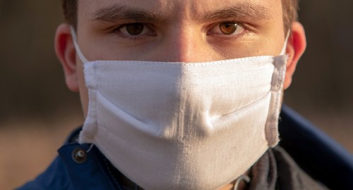 Человек в медицинской маске. Фото Нины Тумановой для "Кавказского узла"