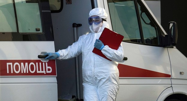 Медицинский работник в защитном костюме. Фото: REUTERS/Tatyana Makeyeva