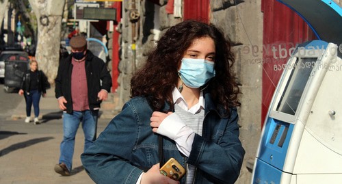 Женщина в маске на улице Тбилиси. Фото Инны Кукуджановой для "Кавказского узла"