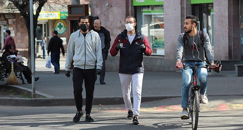 Люди в защитных масках на улицах Еревана. Апрель 2020 года. Фото Тиграна Петросяна для "Кавказского узла"