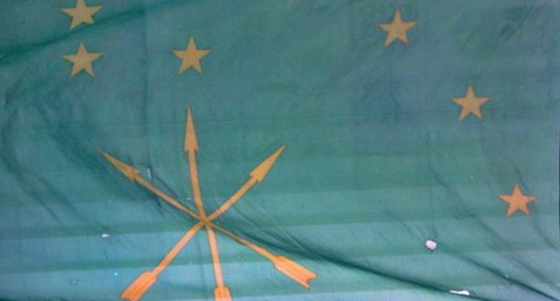 Флаг адыгских добровольцев, представленный в Малом выставочном зале Национального музея Кабардино-Балкарии. Фото Людмилы Маратовой для "Кавказского узла"