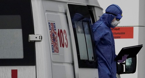 Медицинский работник выходит из машины скорой помощи. REUTERS/Tatyana Makeyeva