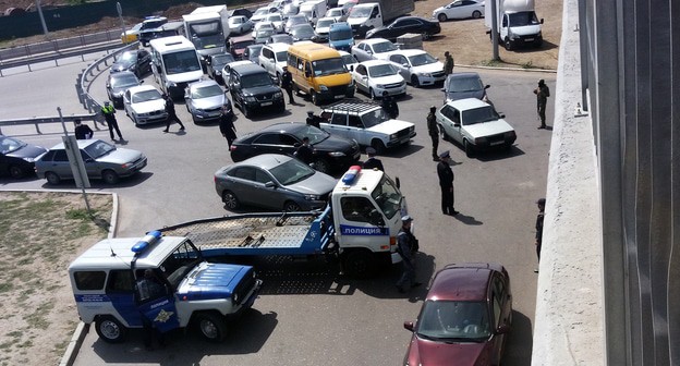 Пробка из автомашин со стороны Кизилюрта, образовавшаяся на трассе у Махачкалы. 20 апреля. Фото Расула Магомедова для "Кавказского узла" - 1980
