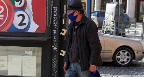 Мужчина в маске в Тбилиси во время карантина. Фото Инны Кукуджановой для "Кавказского узла" 