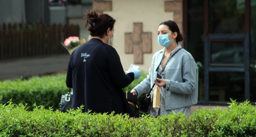 Женщины в медицинских масках в Ереване во время карантина. Фото Тиграна Петросяна для "Кавказского узла"