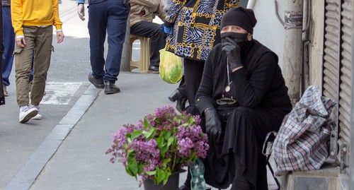 Женщина продаёт сирень на улице Тбилиси во время карантина. Фото Инны Кукуджановой для "Кавказского узла"
