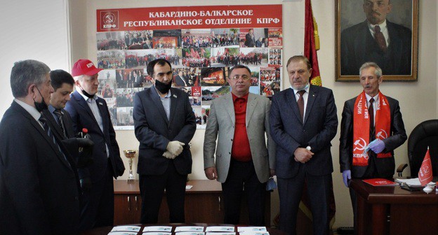 Коммунисты Кабардино-Балкарии отметили день рождения Ленина в условиях карантина. 22 апреля 2020 года. Фото предоставлены Борисом Паштовым