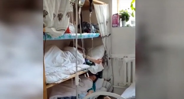 Медработники лежат в переделанном под палату подсобном помещении для хранения белья. Кадр видео 
Moscow Information Agency MOW https://www.youtube.com/watch?time_continue=12&v=_Zw-0LY4uOk&feature=emb_logo