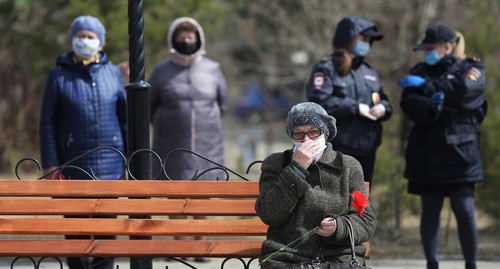 Люди в защитных масках. Россия, апрель 2020 г. Фото: REUTERS/Evgeny Kozyrev