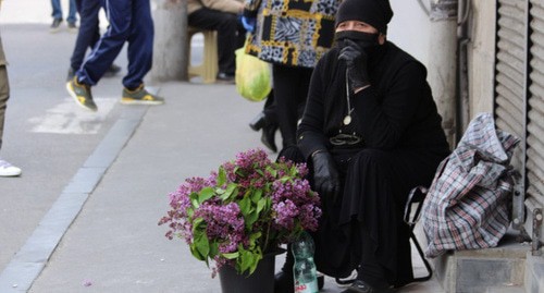 Продавец цветов на улицах Тбилиси. Апрель 2020 г. Фото Инны Кукуджановой для "Кавказского узла"