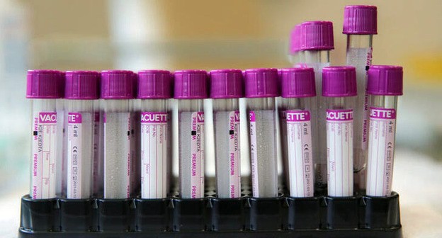 Пробирки для анализа крови. Фото: REUTERS/Maxim Shemetov