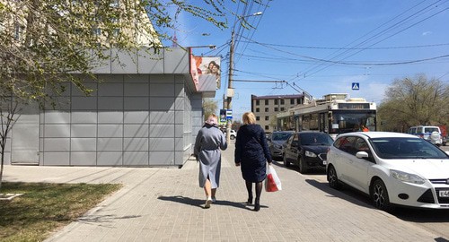 Жители Волгограда на улицах города во время самоизоляции. 27 апреля 2020 года. Фото Татьяны Филимоновой для "Кавказского узла"