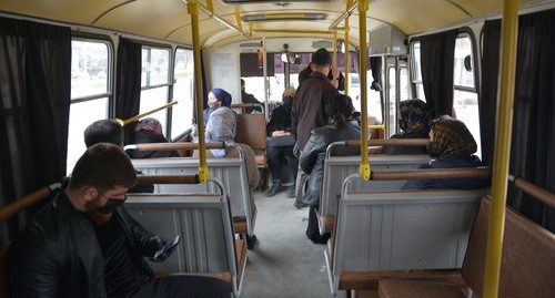 Жители Грозного в защитных масках едут в общественном транспорте. Апрель 2020 г. REUTERS/Ramzan Musaev