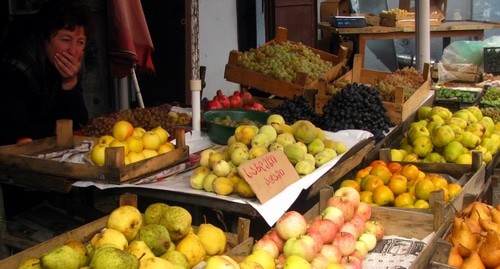 Торговля фруктами на аграрном рынке в Батуми до пандемии коронавируса. Фото Юлии Кашеты для "Кавказского узла".
