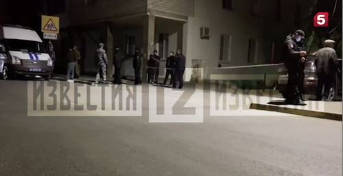 Оцепленный дом в Махачкале. Стоп-кадр видео https://www.5-tv.ru/news/294051/dve-miny-obnaruzeny-vmahackale-video/