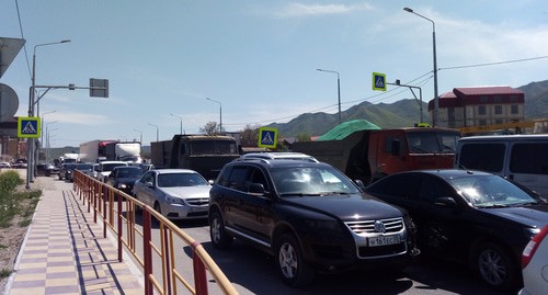 Пробка на въезде в Махачкалу со стороны Дербента. 27 апреля 2020 года. Фото Расула Магомедова для "Кавказского узла"
