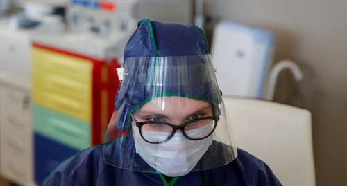Медицинский работник в защитном костюме. Фото: REUTERS/Maxim Shemetov